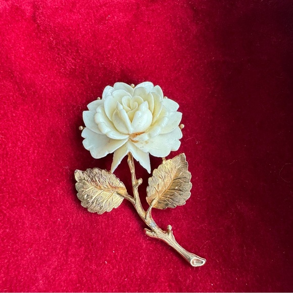 ROSE FLOWER
GOLD TONE BROOCH - Picture 1 of 8